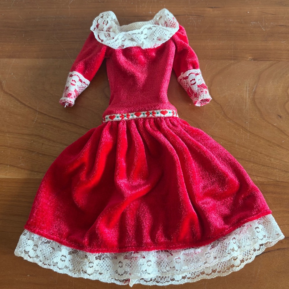 Vintage 1986 Barbie Heart‎ Family Mom Kiss & Cuddle Red Velvet Lace Dress 3144